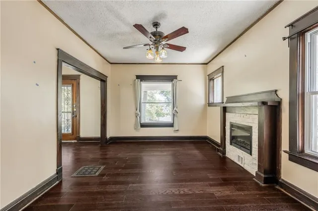 $2,450 | 3810 Wyandotte Street, Kansas City, MO 64111
