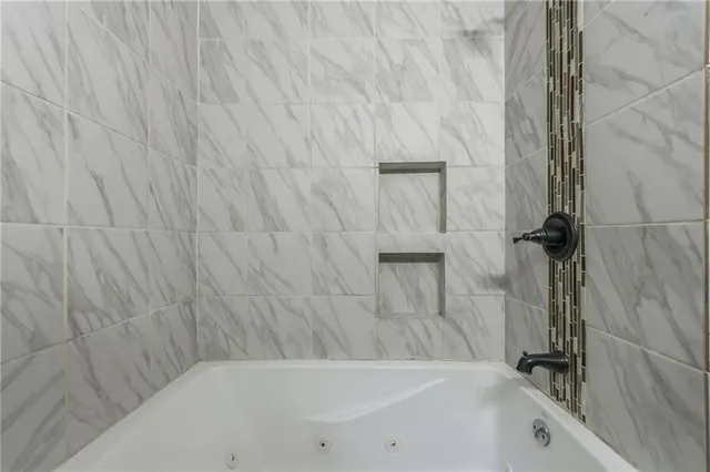 $2,450 | 3810 Wyandotte Street, Kansas City, MO 64111