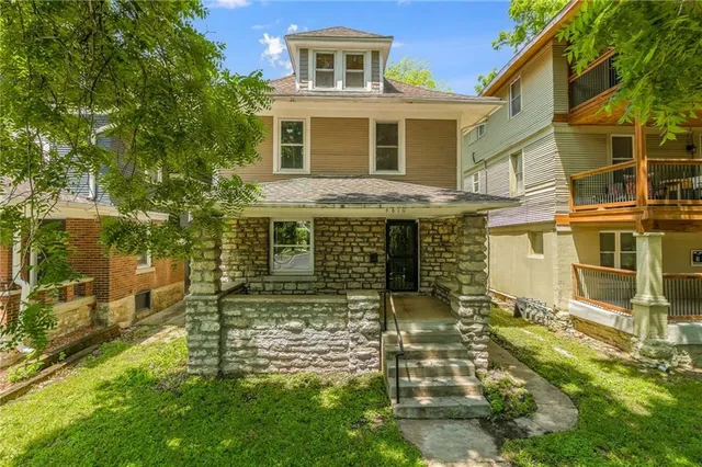 $2,450 | 3810 Wyandotte Street, Kansas City, MO 64111
