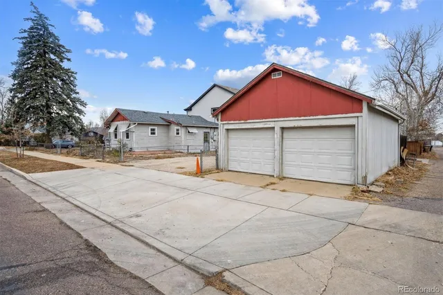 a view of a house with a backyard