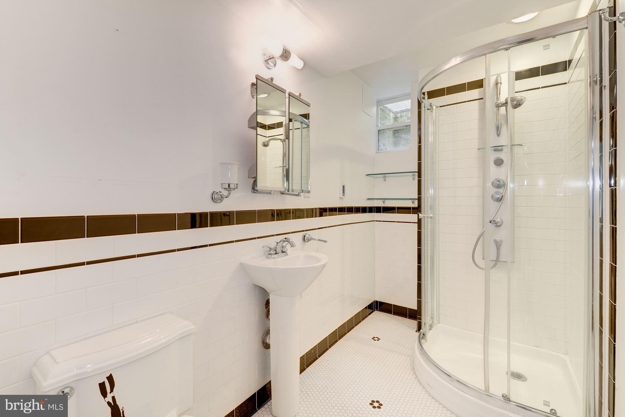 4711 Reservoir Road Northwest Washington, DC 20007 - Photo 19 of 30 Guest room en suite bath