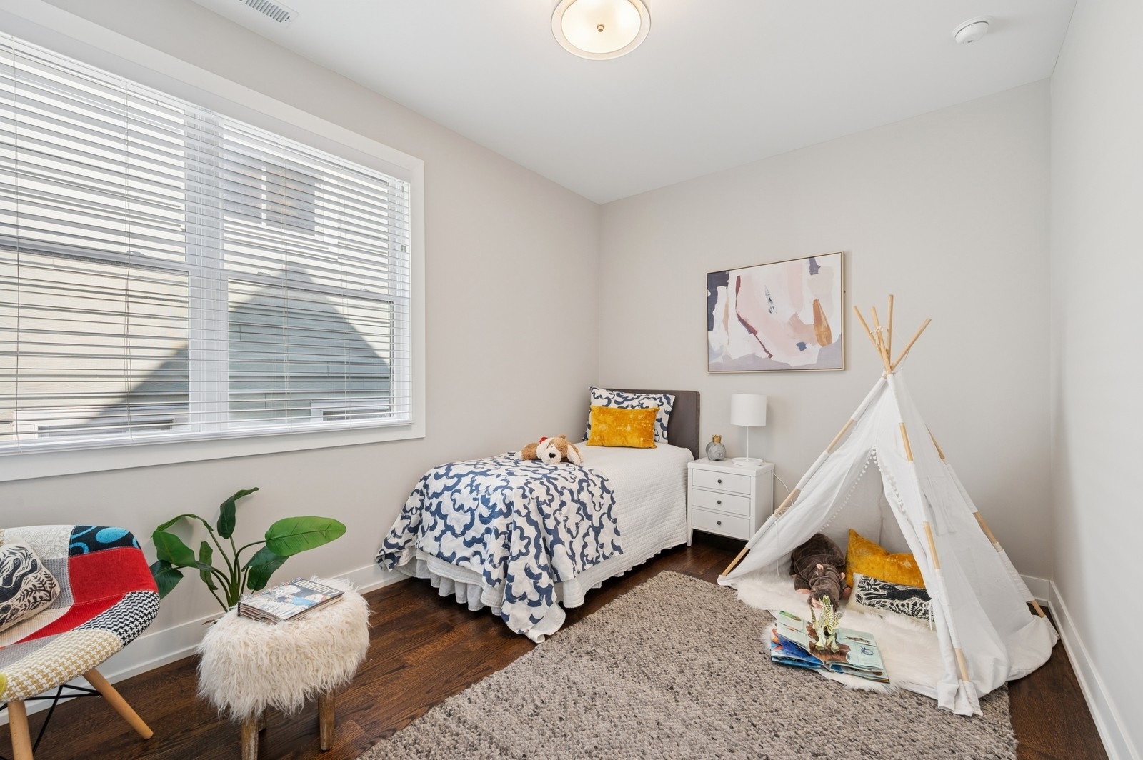 2119 Pioneer Road Evanston, IL 60201 - Photo 21 of 36 a living room with furniture and a potted plant