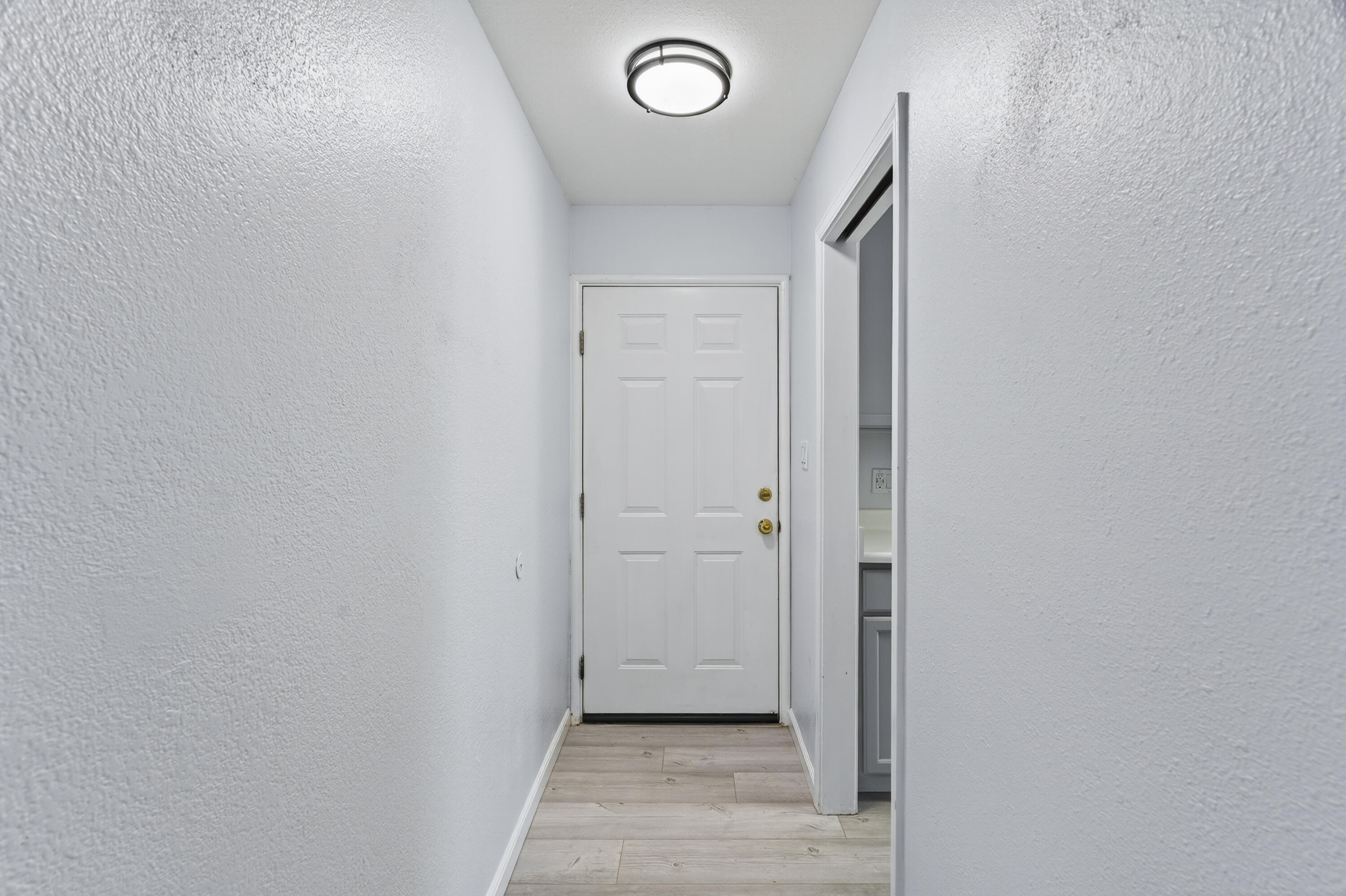 810 Cascade Avenue Red Bluff, CA 96080 - Photo 12 of 23 a view of a hallway