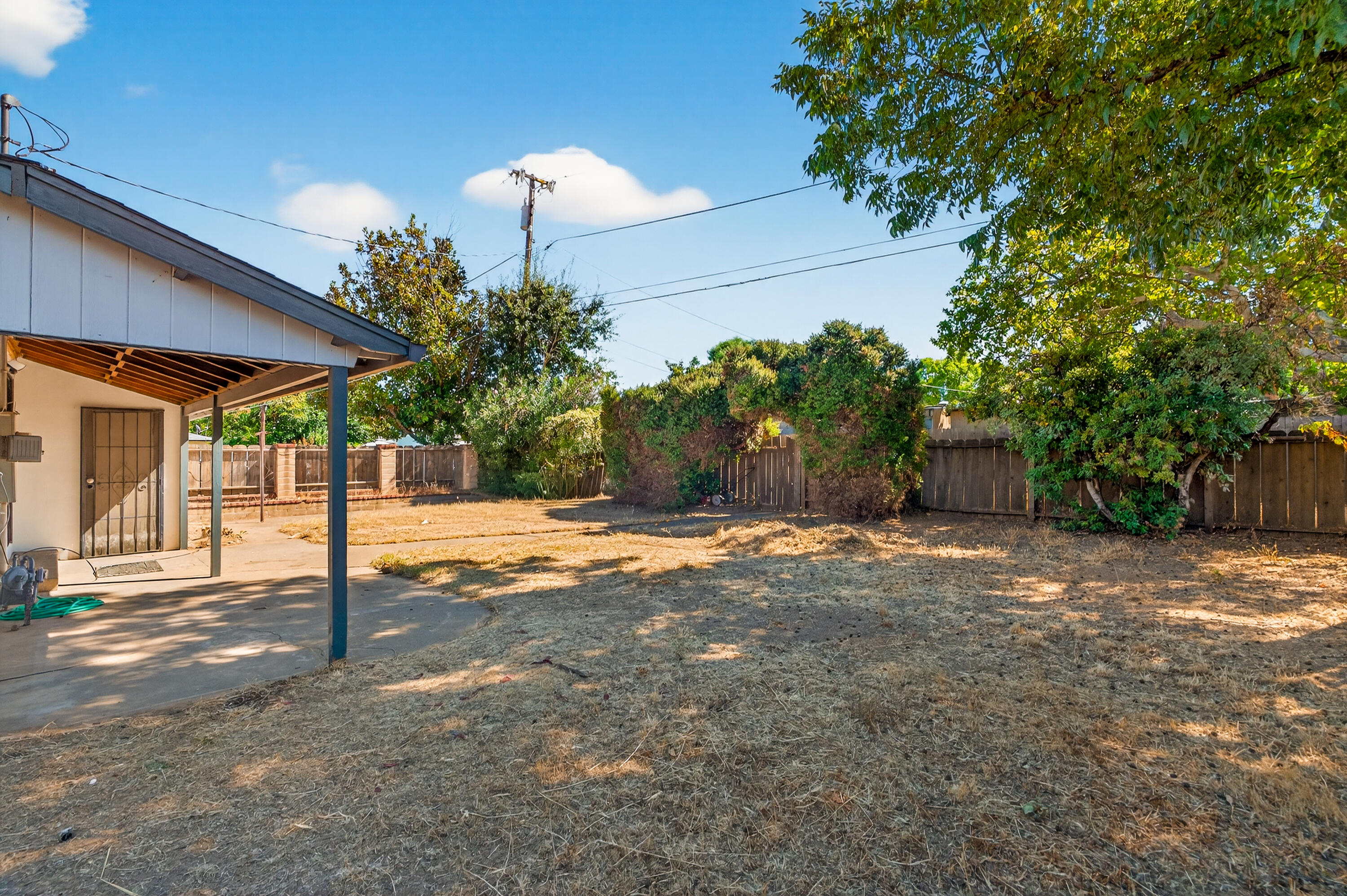 810 Cascade Avenue Red Bluff, CA 96080 - Photo 22 of 23 a backyard of a house with table and chairs