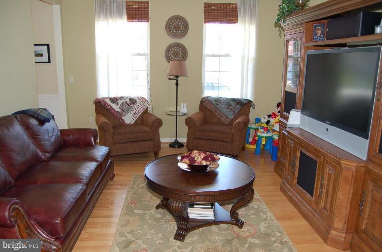 1536 Wakefield Road Edgewater, MD 21037 - Photo 8 of 16 Living Room