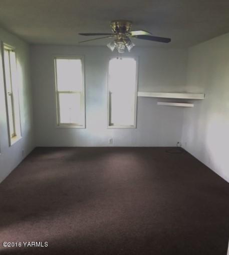 191 Willowcrest Road Sunnyside, WA 98944 - Photo 4 of 7 an empty room with windows