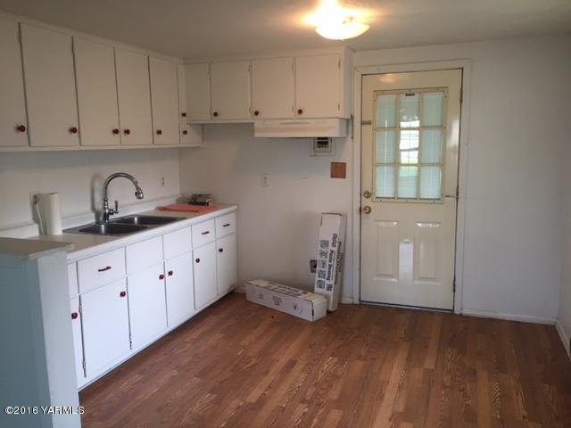 191 Willowcrest Road Sunnyside, WA 98944 - Photo 5 of 7 a view of cabinets and wooden floor