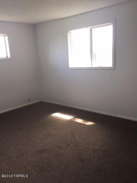 191 Willowcrest Road Sunnyside, WA 98944 - Photo 7 of 7 an empty room with a window