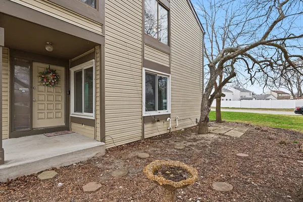 $234,900 | 554 Alton Court, Carol Stream, IL 60188