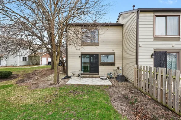 $234,900 | 554 Alton Court, Carol Stream, IL 60188