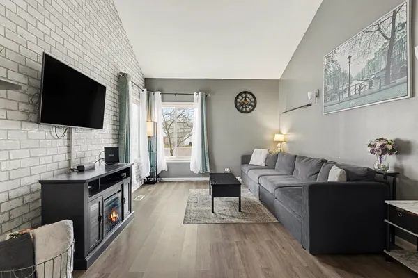 $234,900 | 554 Alton Court, Carol Stream, IL 60188
