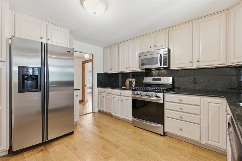 127 Larchmont Road Melrose, MA 02176 - Photo 11 of 42