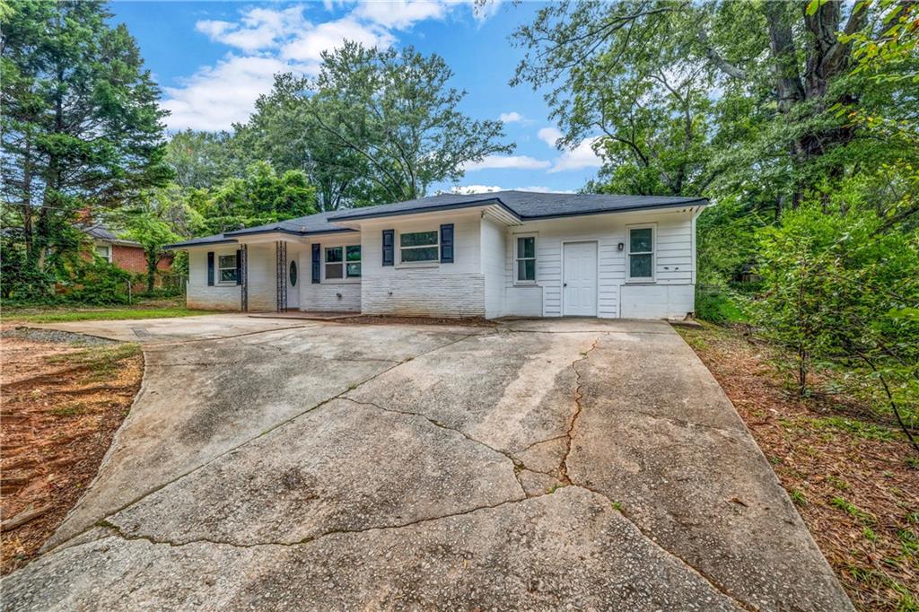 305 South 18th Street Griffin, GA 30224 - Photo 9 of 36 front view of a house with a yard