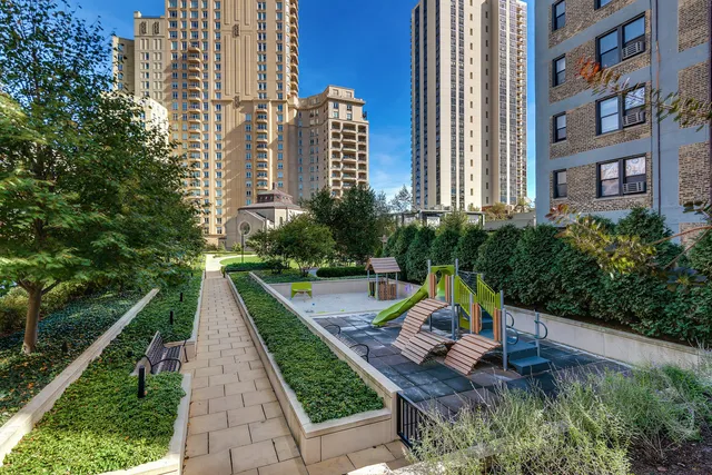 $38,000 | 441 West Deming Place, Chicago, IL 60614