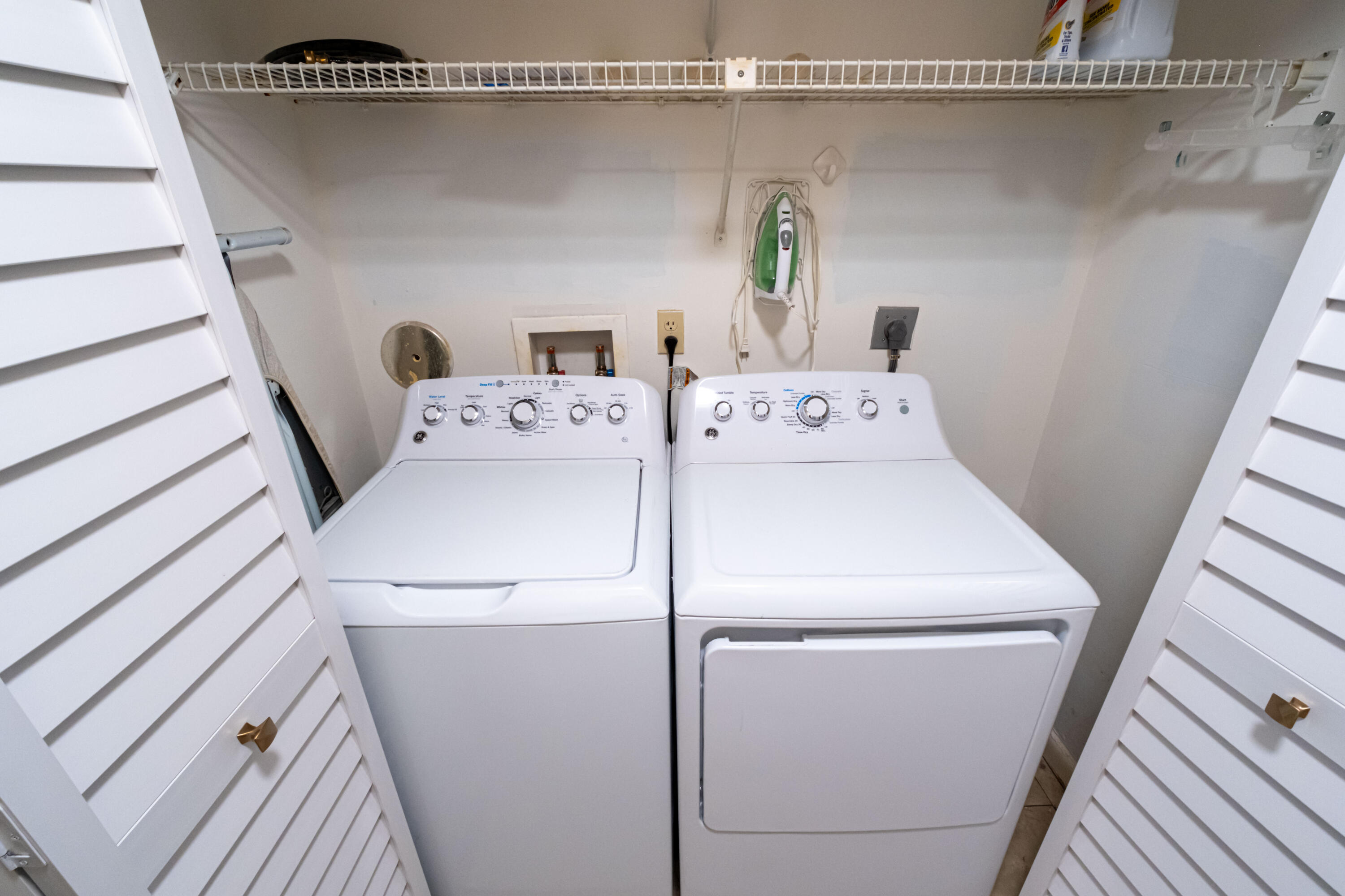 3233 Perimeter Drive, Unit 2511 Greenacres, FL 33467 - Photo 21 of 39 a utility room with dryer and washer