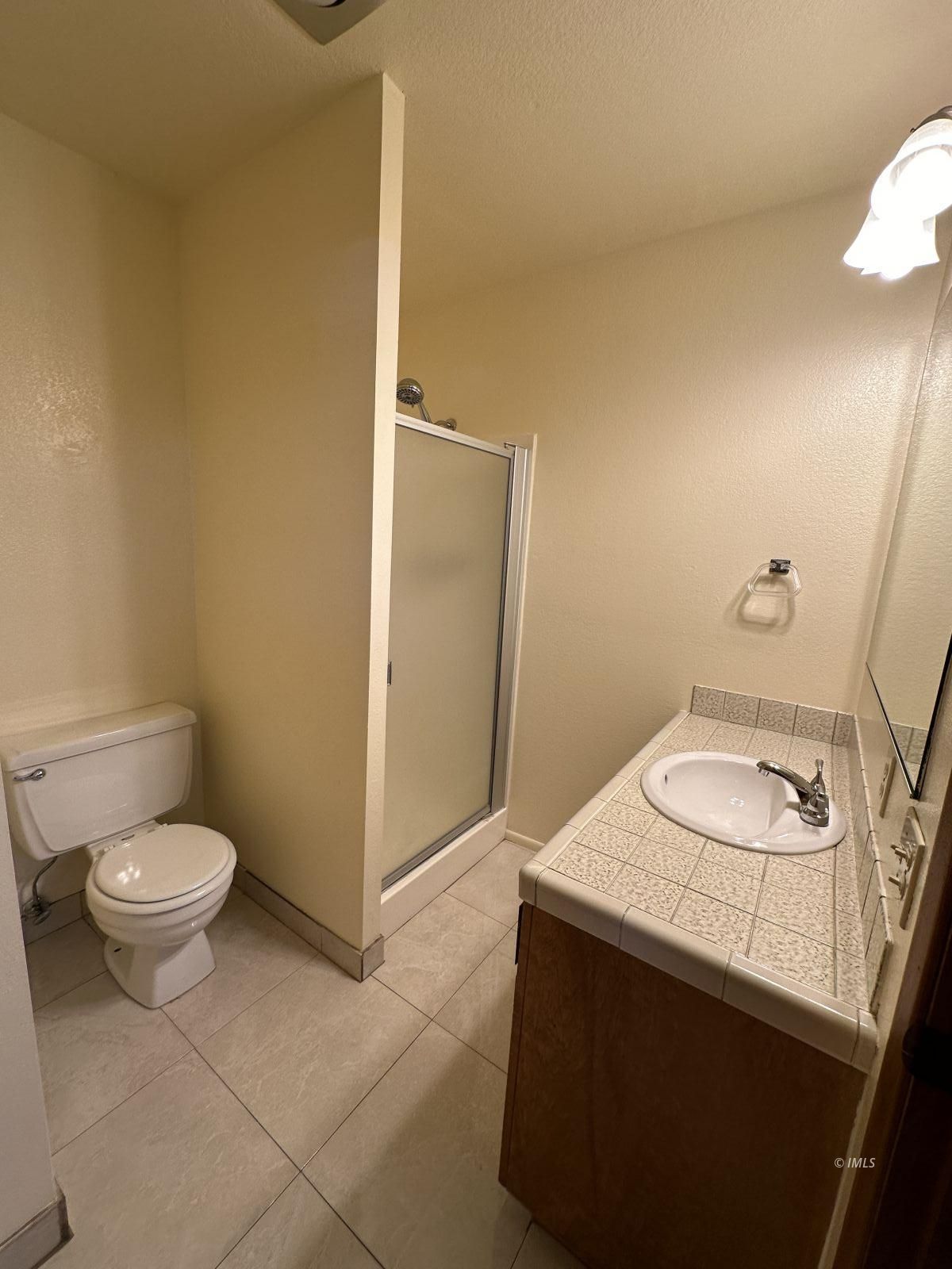 263 East Line Street, Unit F Bishop, CA 93514 - Photo 13 of 13 Down stairs bath