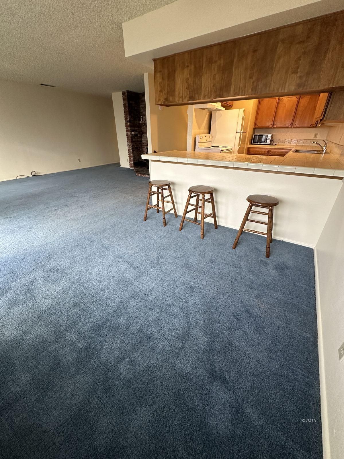 263 East Line Street, Unit F Bishop, CA 93514 - Photo 5 of 13 Dinning area & bar area