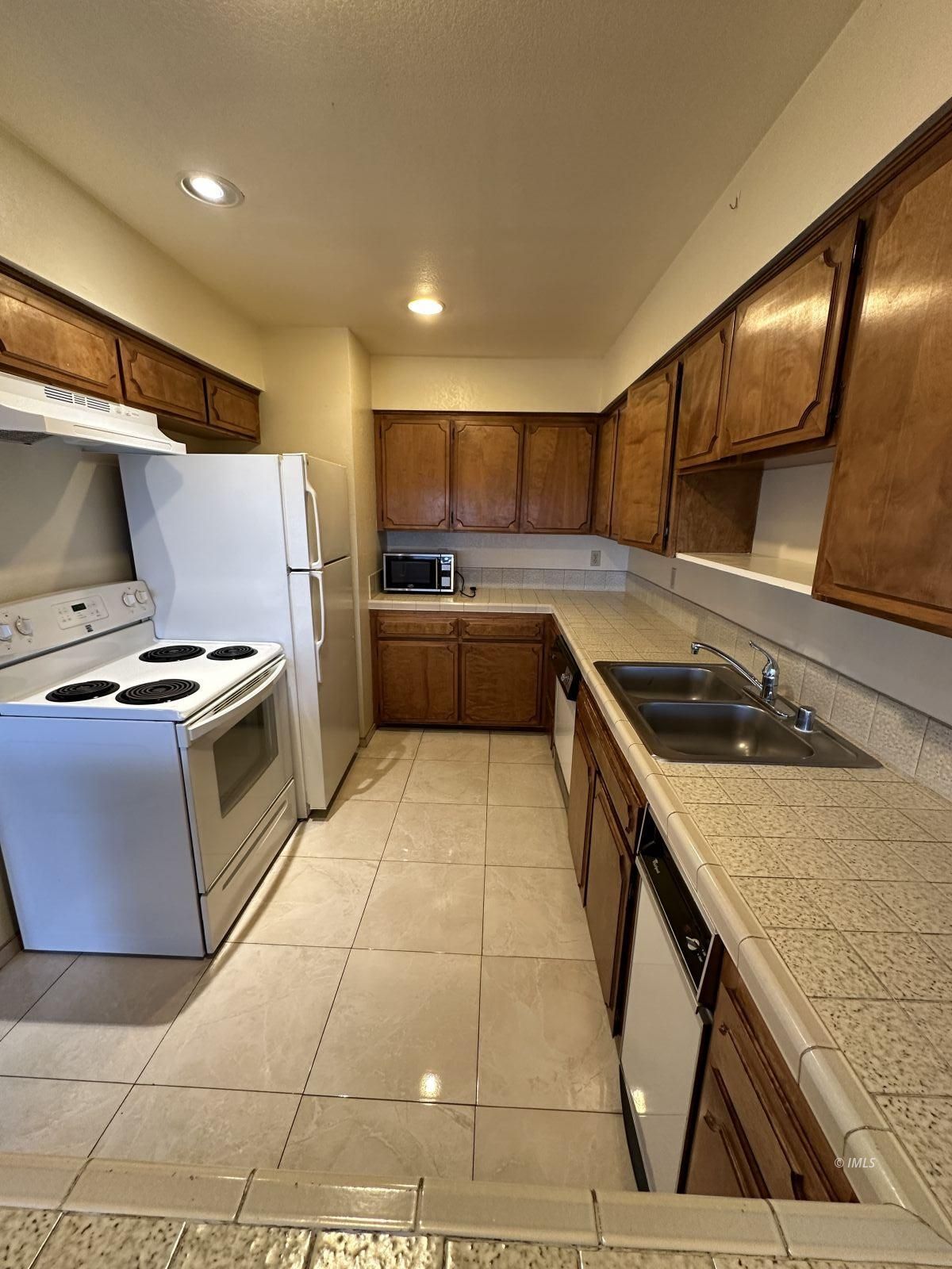 263 East Line Street, Unit F Bishop, CA 93514 - Photo 6 of 13 Kitchen