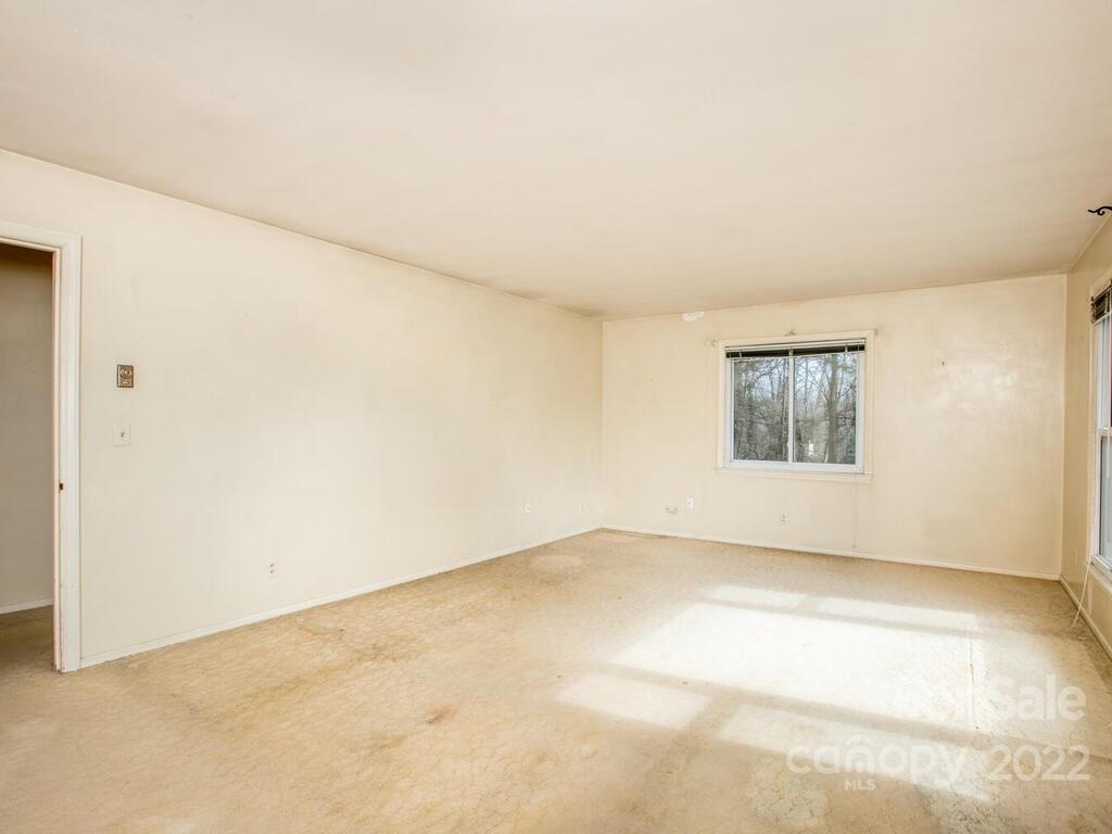 286 Justice Ridge Road Candler, NC 28715 - Photo 18 of 36 Gallery Image 18