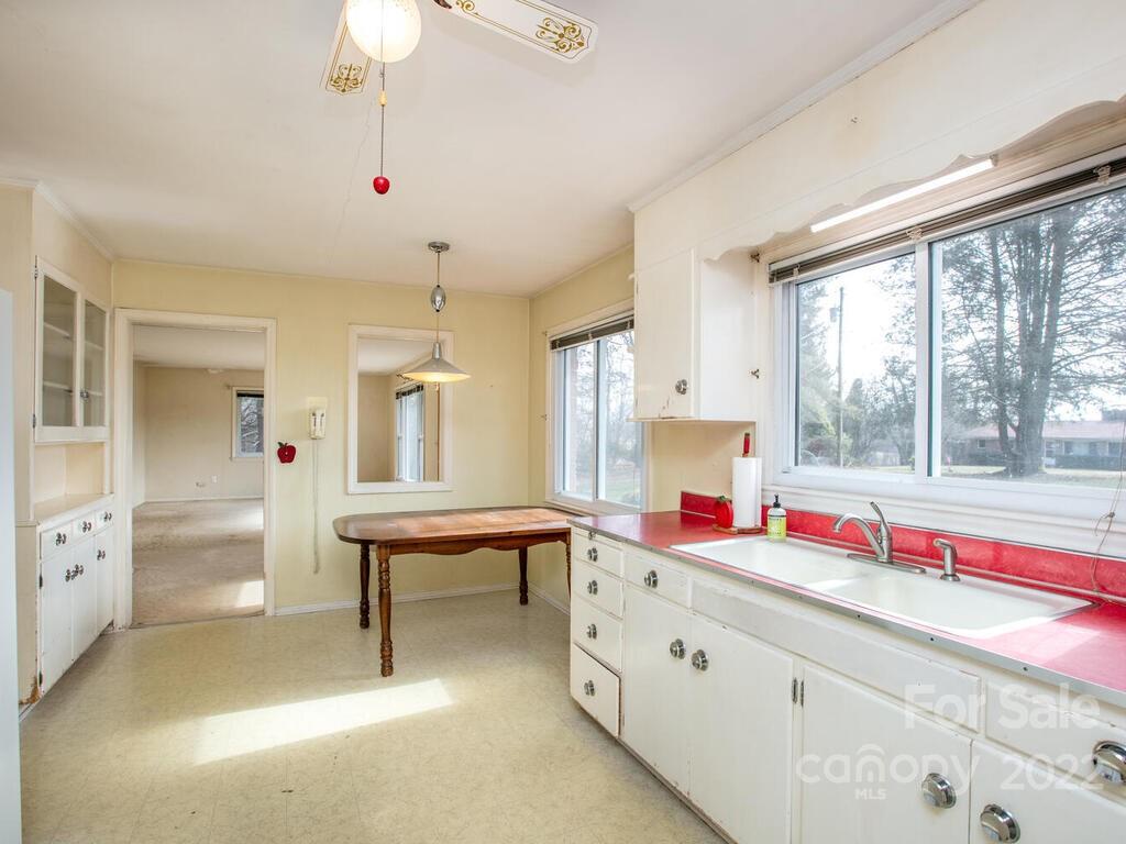 286 Justice Ridge Road Candler, NC 28715 - Photo 10 of 36 Gallery Image 10