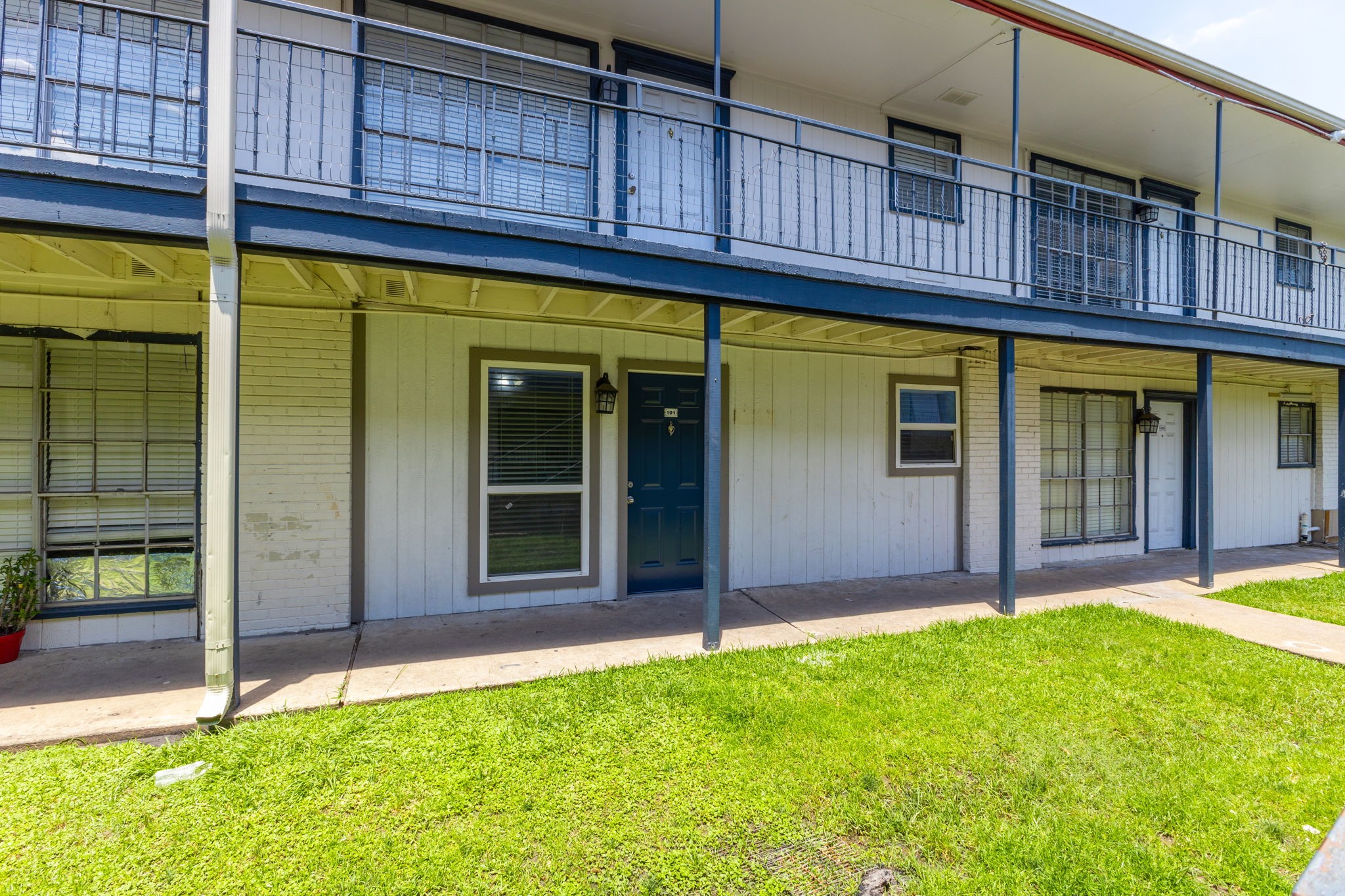 10600 South Post Oak Road, Unit 101 Houston, TX 77035 - Photo 27 of 32 Clean and tidy shaded entry.