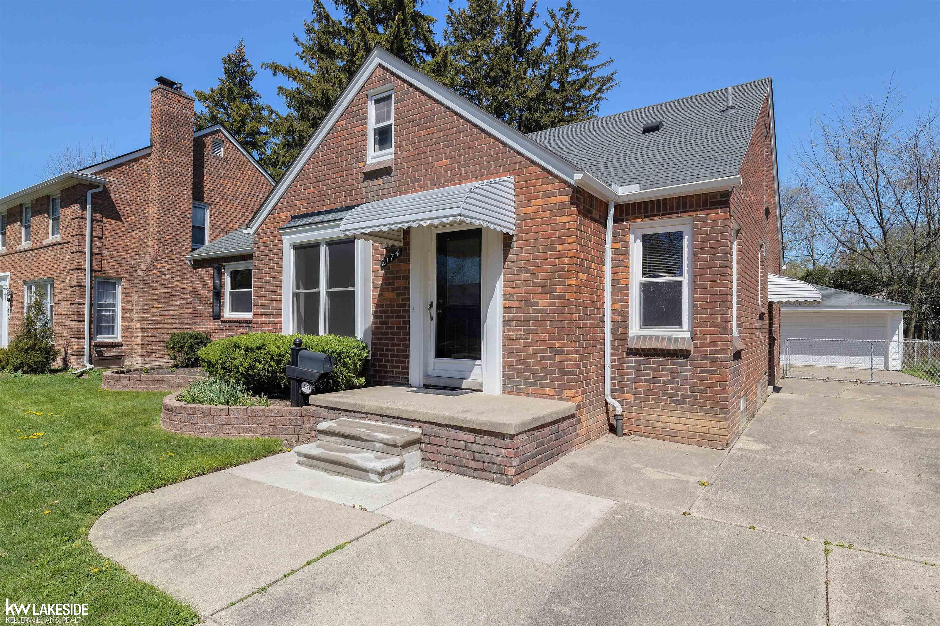 2174 Hawthorne Road Grosse Pointe Woods, MI 48236 - Photo 4 of 43