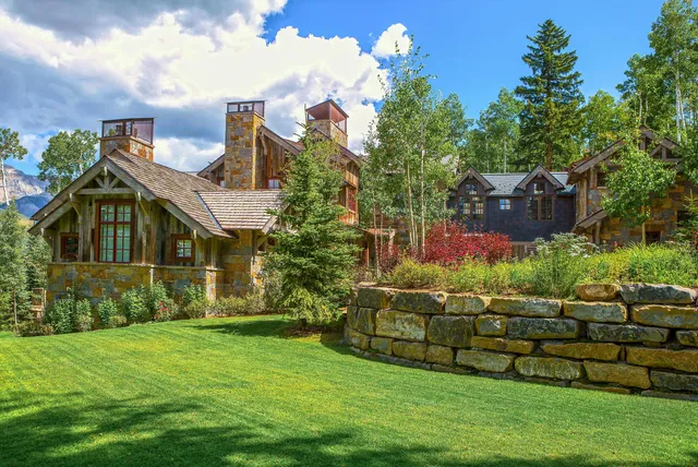 a view of a house with a front yard