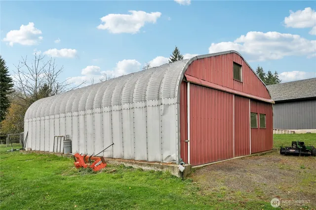 a view of a house with backyard and a tree