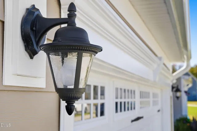 a view of a house with backyard
