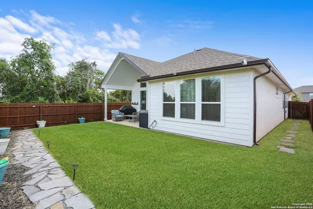 a view of a house with backyard