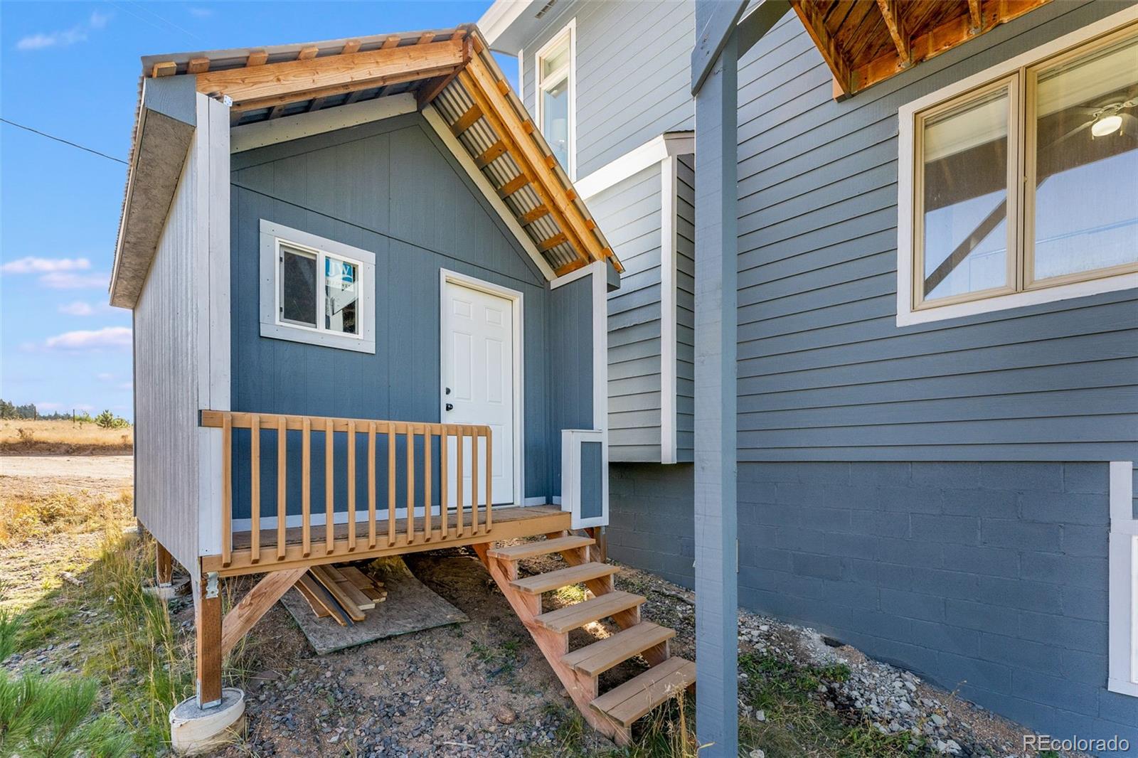 285 Appleby Street Bailey, CO 80421 - Photo 30 of 35 a view of a patio with a table and chairs