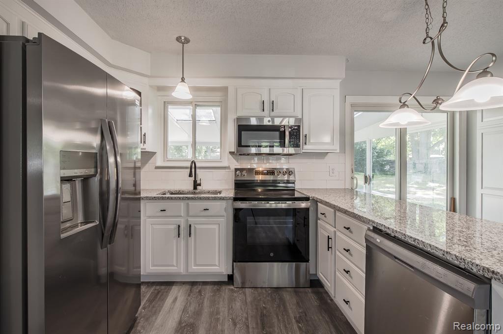 5357 Farm Road Waterford, MI 48327 - Photo 10 of 43