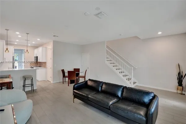 $3,600 | 5140 Eucalyptus Drive, Unit 5, Hollywood, FL 33021