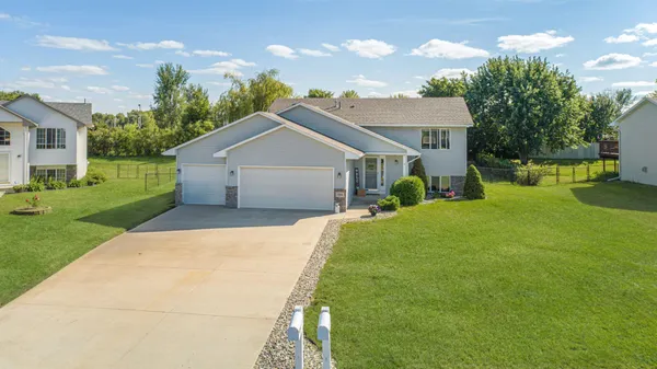 $375,000 | 729 O'Brien Parkway, Belle Plaine, MN 56011