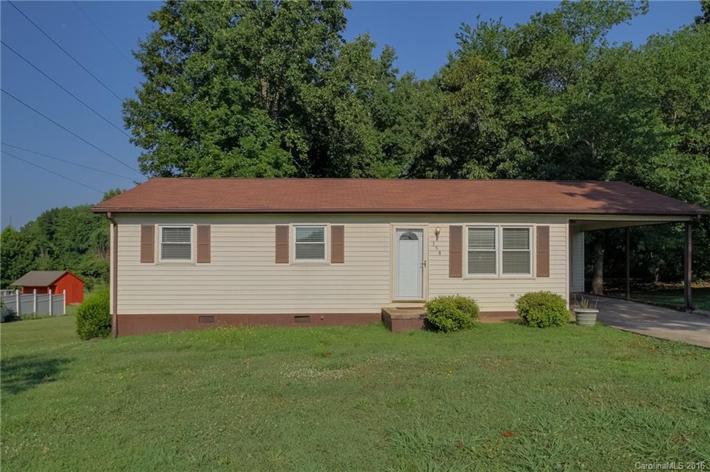 a view of a house with backyard