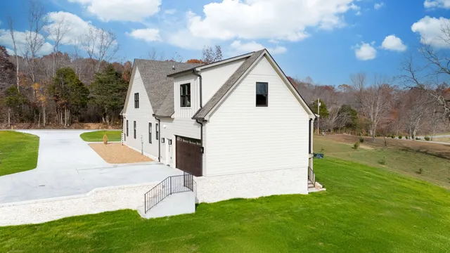 $949,900 | 924 Hafner Road, Charlotte, TN 37036