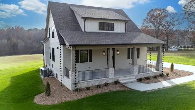 $949,900 | 924 Hafner Road, Charlotte, TN 37036