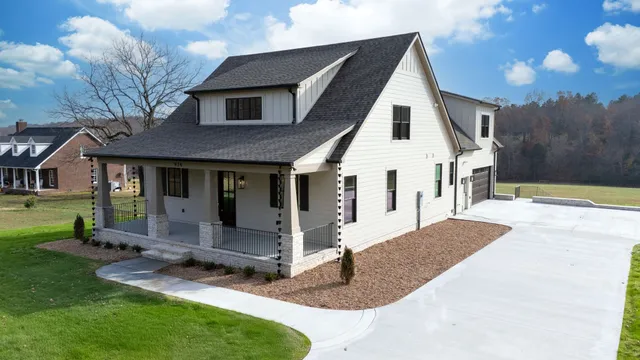 $949,900 | 924 Hafner Road, Charlotte, TN 37036