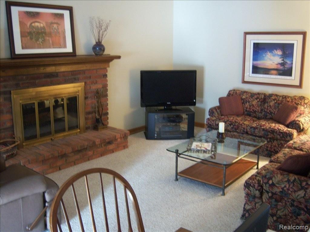 788 Spartan Drive Rochester, MI 48309 - Photo 7 of 25 Family Room w/Fireplace