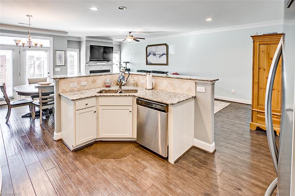 689 Nikyle Circle High Point, NC 27265 - Photo 11 of 33 Kitchen, island