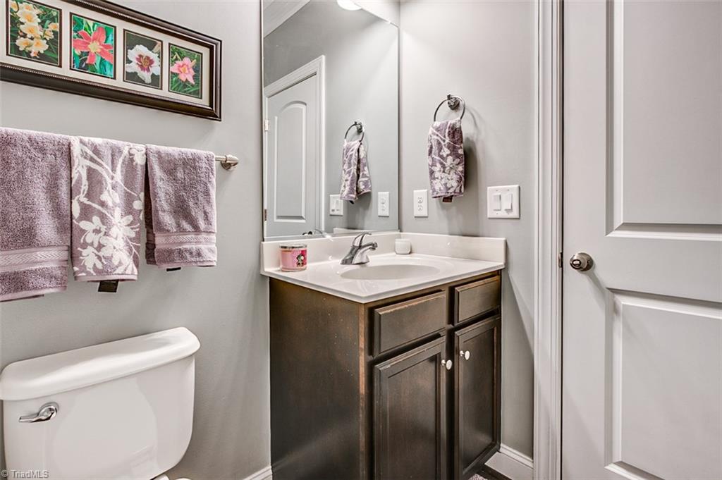 689 Nikyle Circle High Point, NC 27265 - Photo 14 of 33 Guest bath