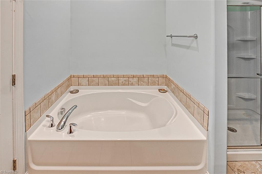 689 Nikyle Circle High Point, NC 27265 - Photo 18 of 33 Owner's bath, garden tub