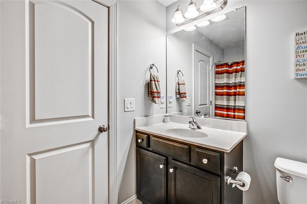 689 Nikyle Circle High Point, NC 27265 - Photo 22 of 33 Hall bath