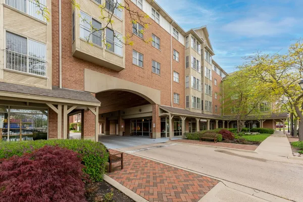 $315,000 | 100 Bokelman Street, Unit 330, Roselle, IL 60172
