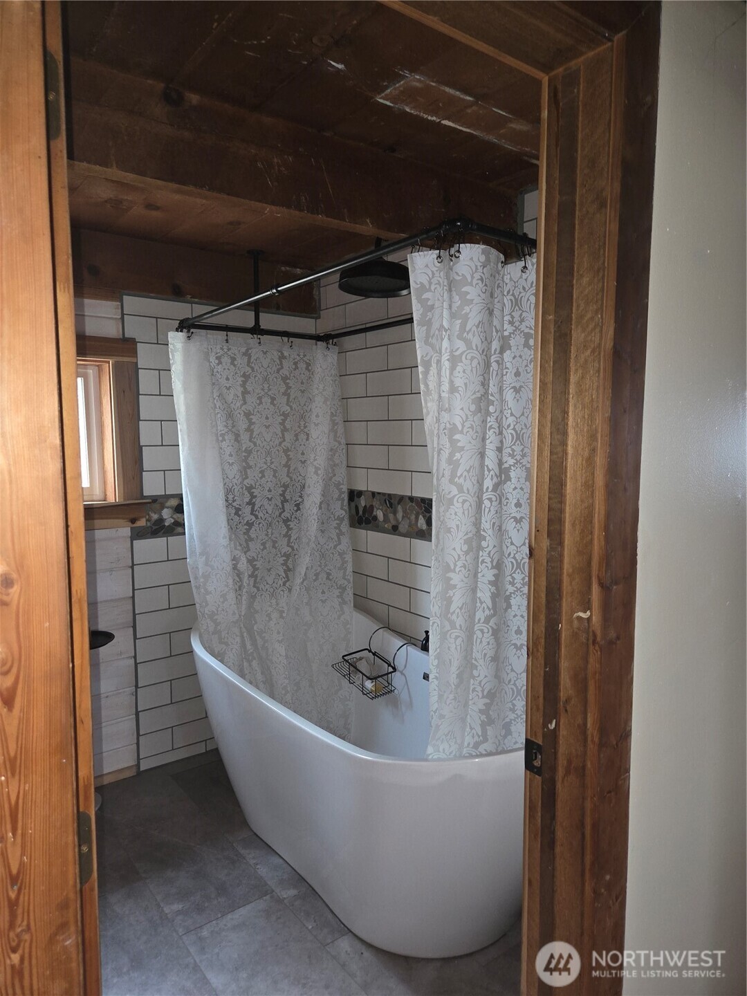 83 East Cayuse Mountain Road Tonasket, WA 98855 - Photo 13 of 37 a bathroom with a bathtub and shower