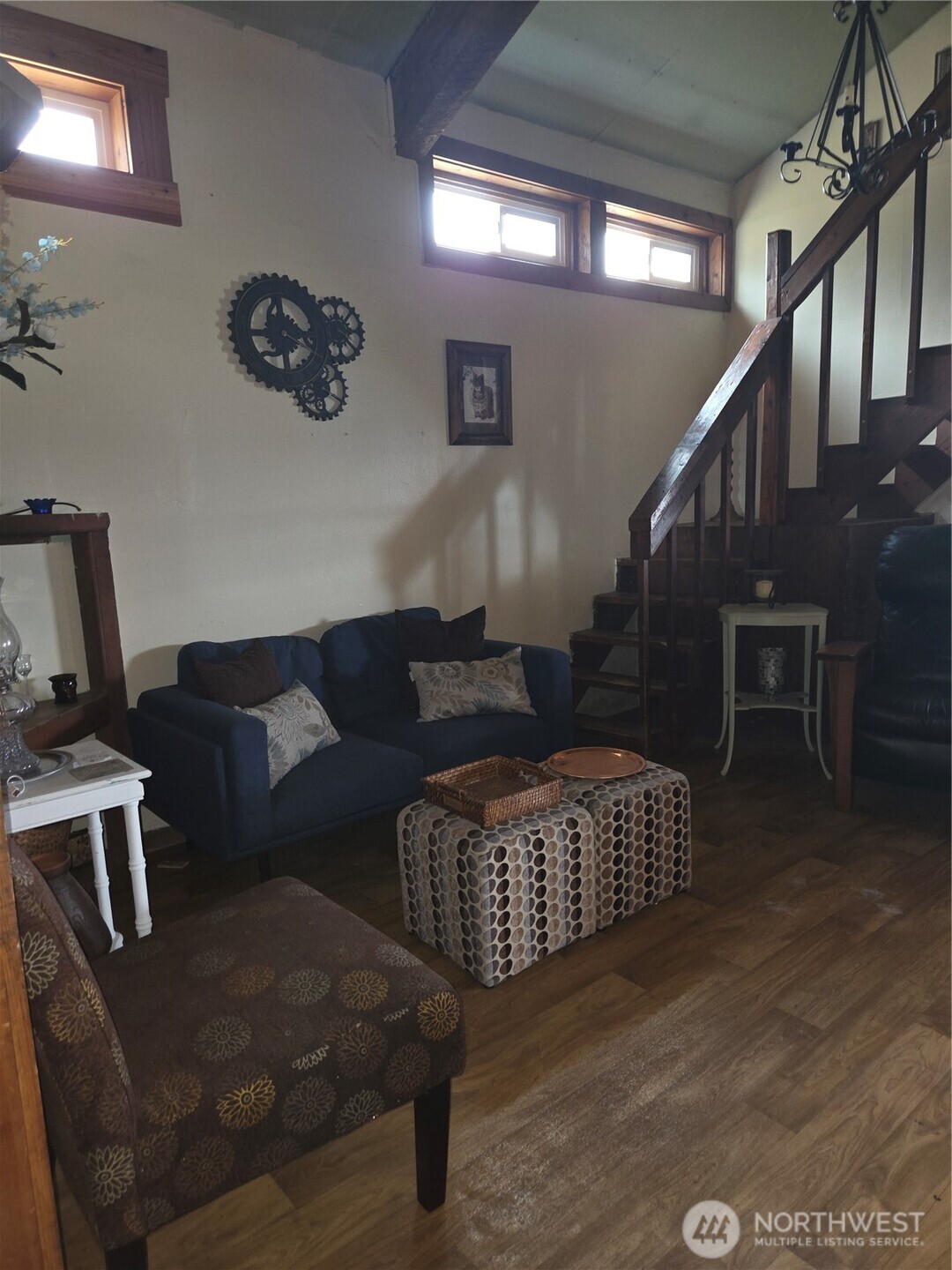 83 East Cayuse Mountain Road Tonasket, WA 98855 - Photo 3 of 37 a living room with furniture