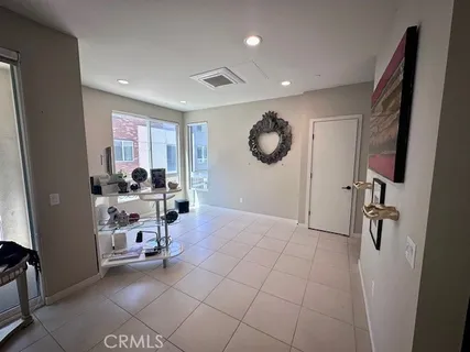 a very nice looking room with a chair