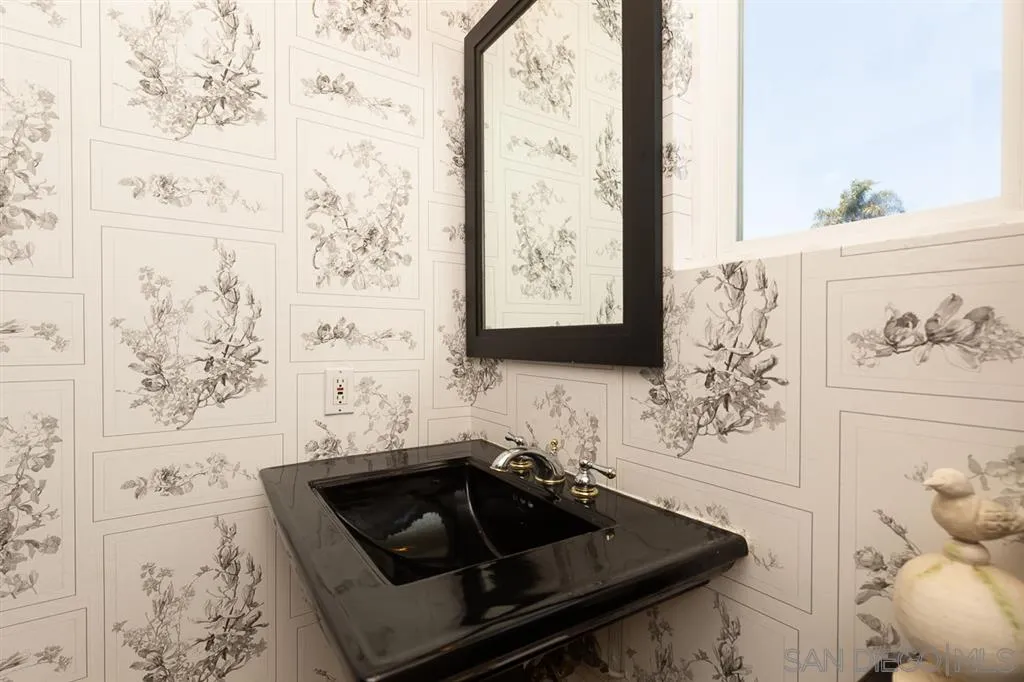 323 Shoemaker Lane Solana Beach, CA 92075 - Photo 10 of 25 a sink sitting next to a window