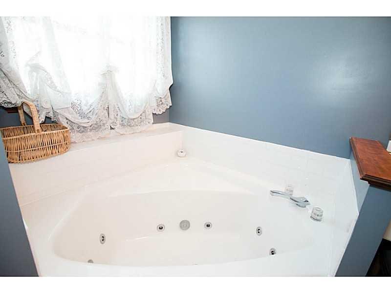 2235 Hyland Road Irwin, PA 15642 - Photo 12 of 23 Jacuzzi Tub