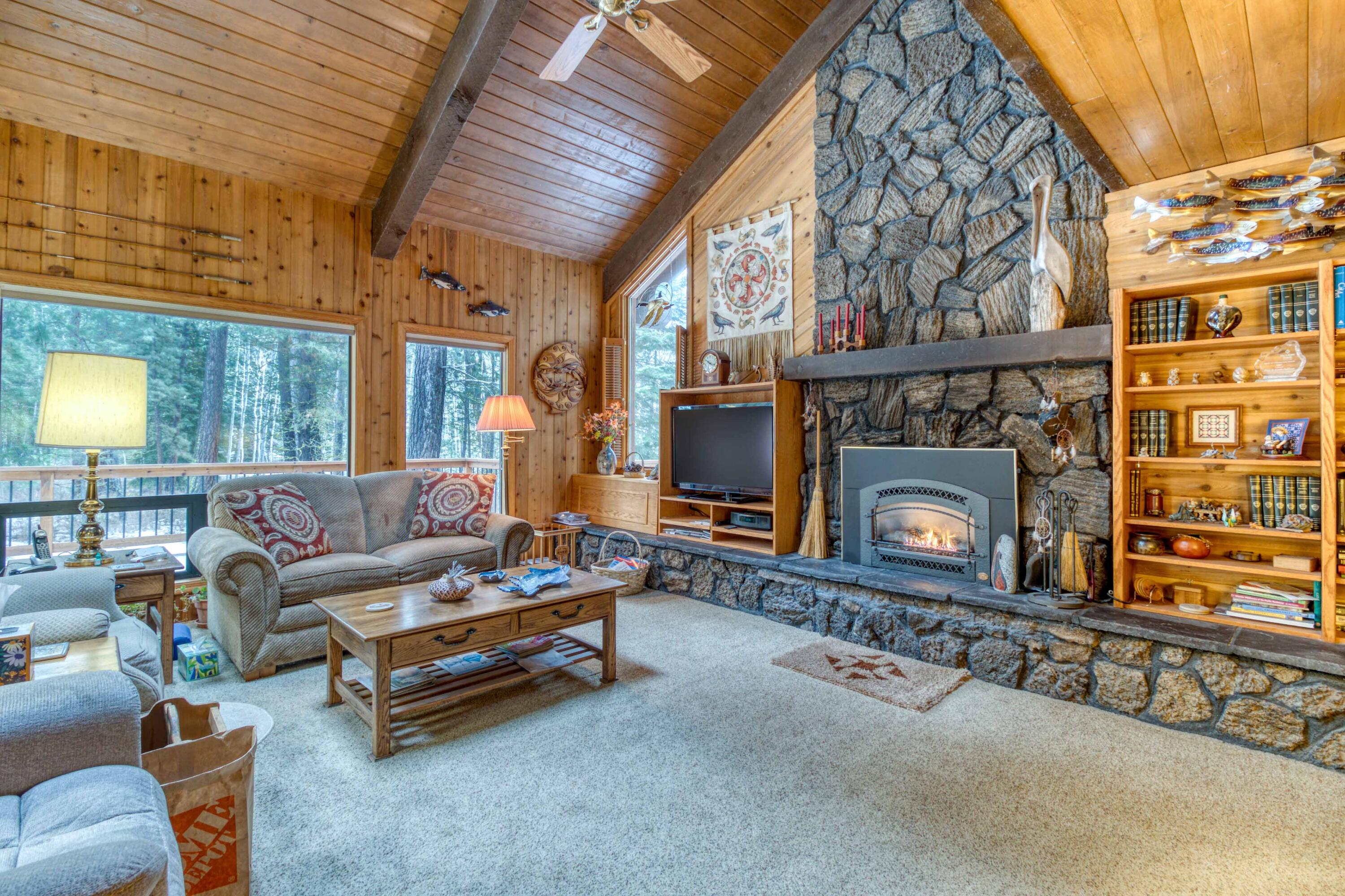 70766 Bitter Root, Unit SM12 Black Butte Ranch, OR 97759 - Photo 11 of 37 Fireplace